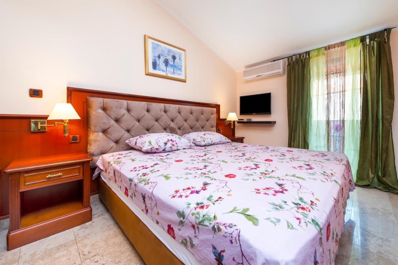 Luna Tsuki Five Hotel โรวีน ภายนอก รูปภาพ